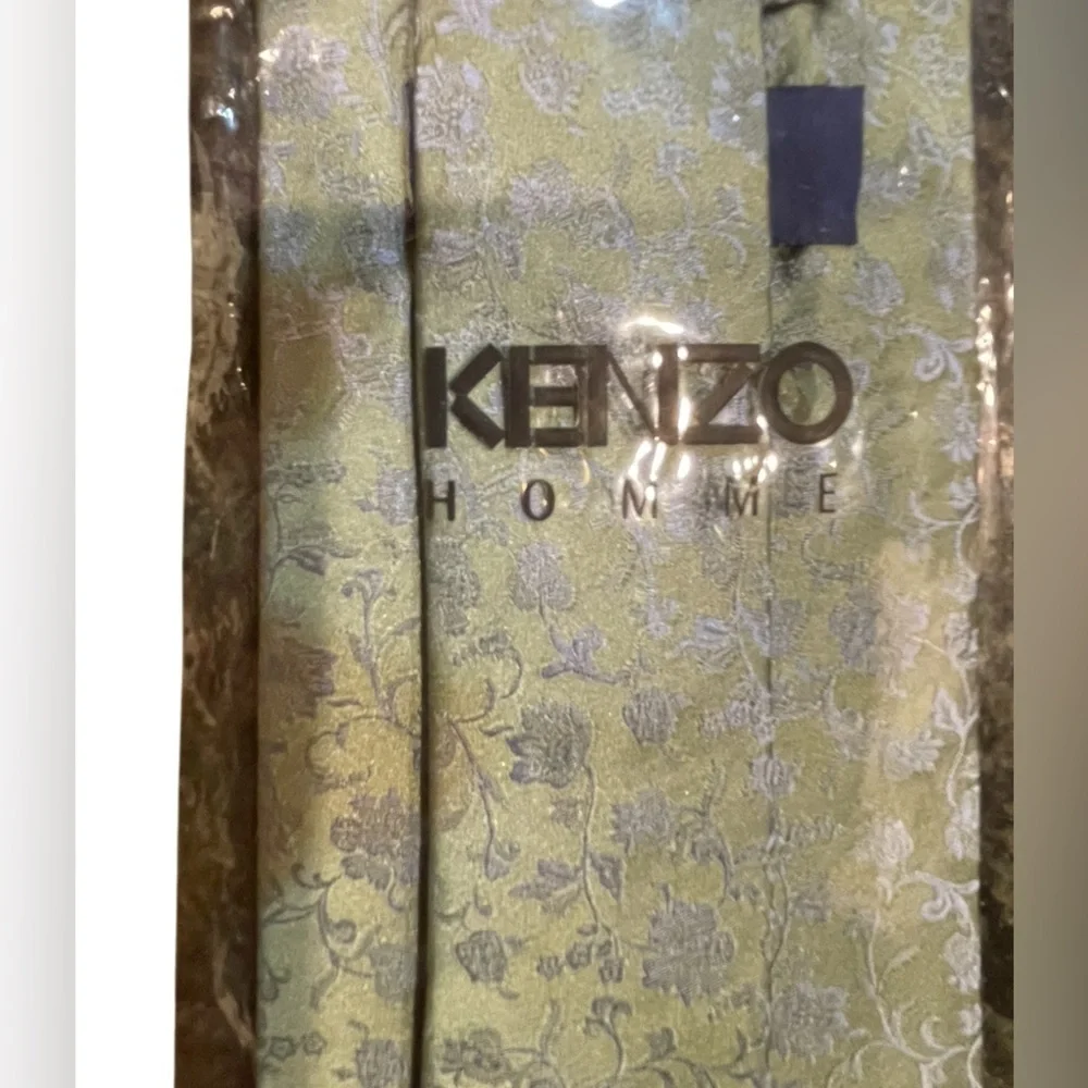 👔NEW Kenzo 100% Silk Tie with Sage Green and Blue/Silver Floral Design. GORGEOUS